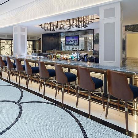 The London West Hollywood At Beverly Hills Bagian luar foto The bar at the hotel