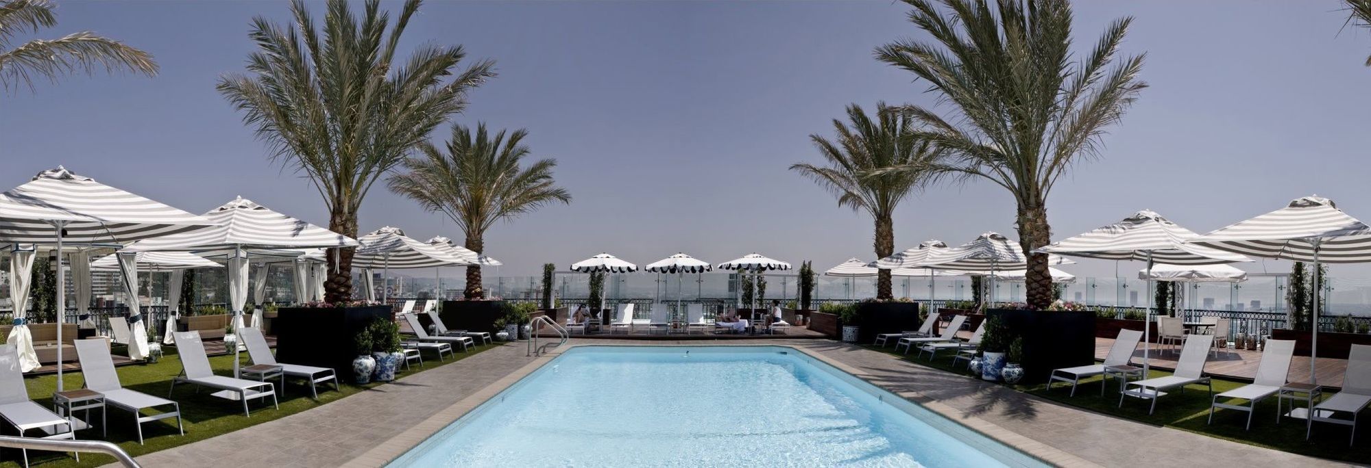 The London West Hollywood At Beverly Hills Bagian luar foto The rooftop pool at the Standard