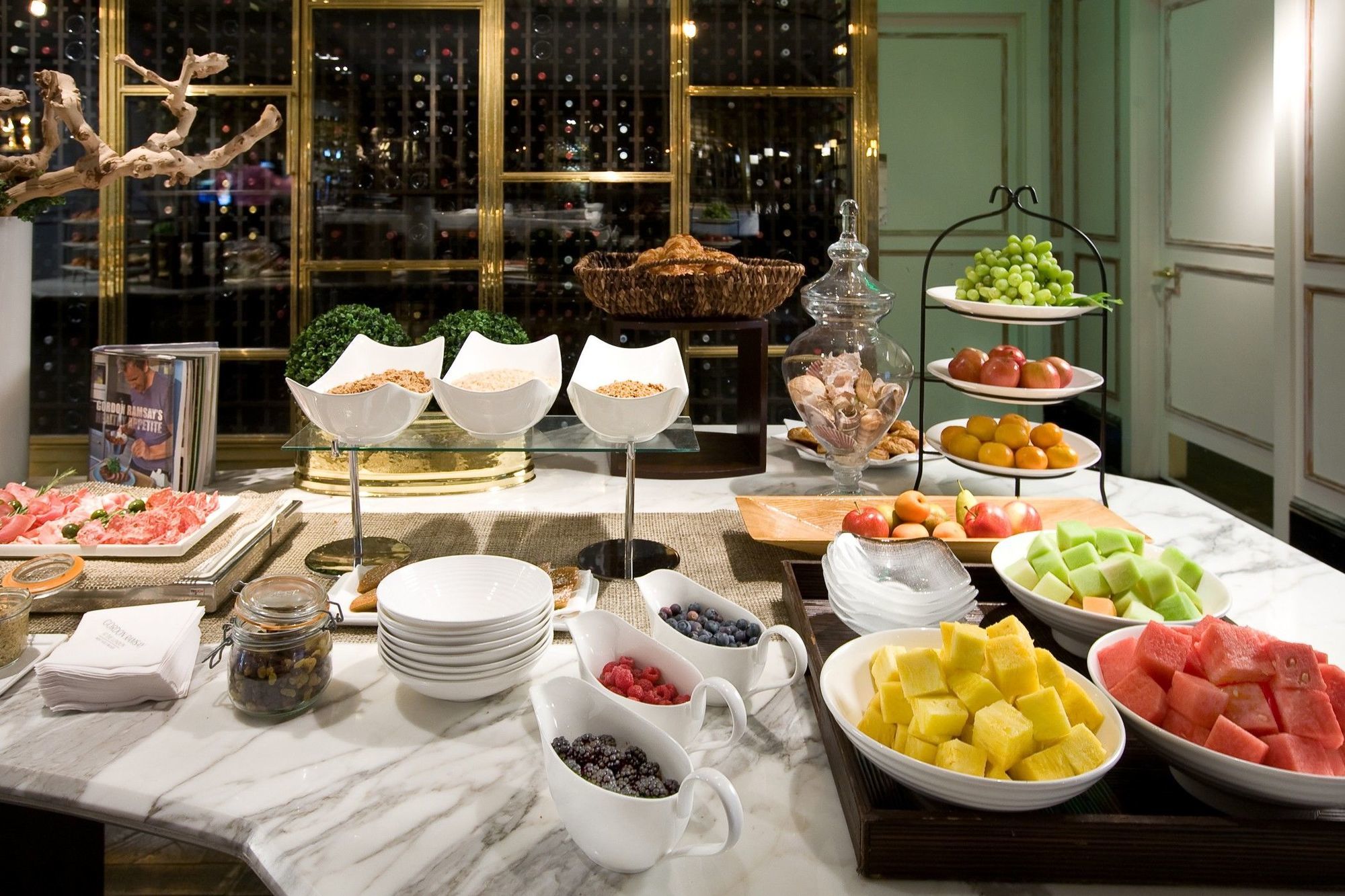 The London West Hollywood At Beverly Hills Restoran foto A fruit buffet