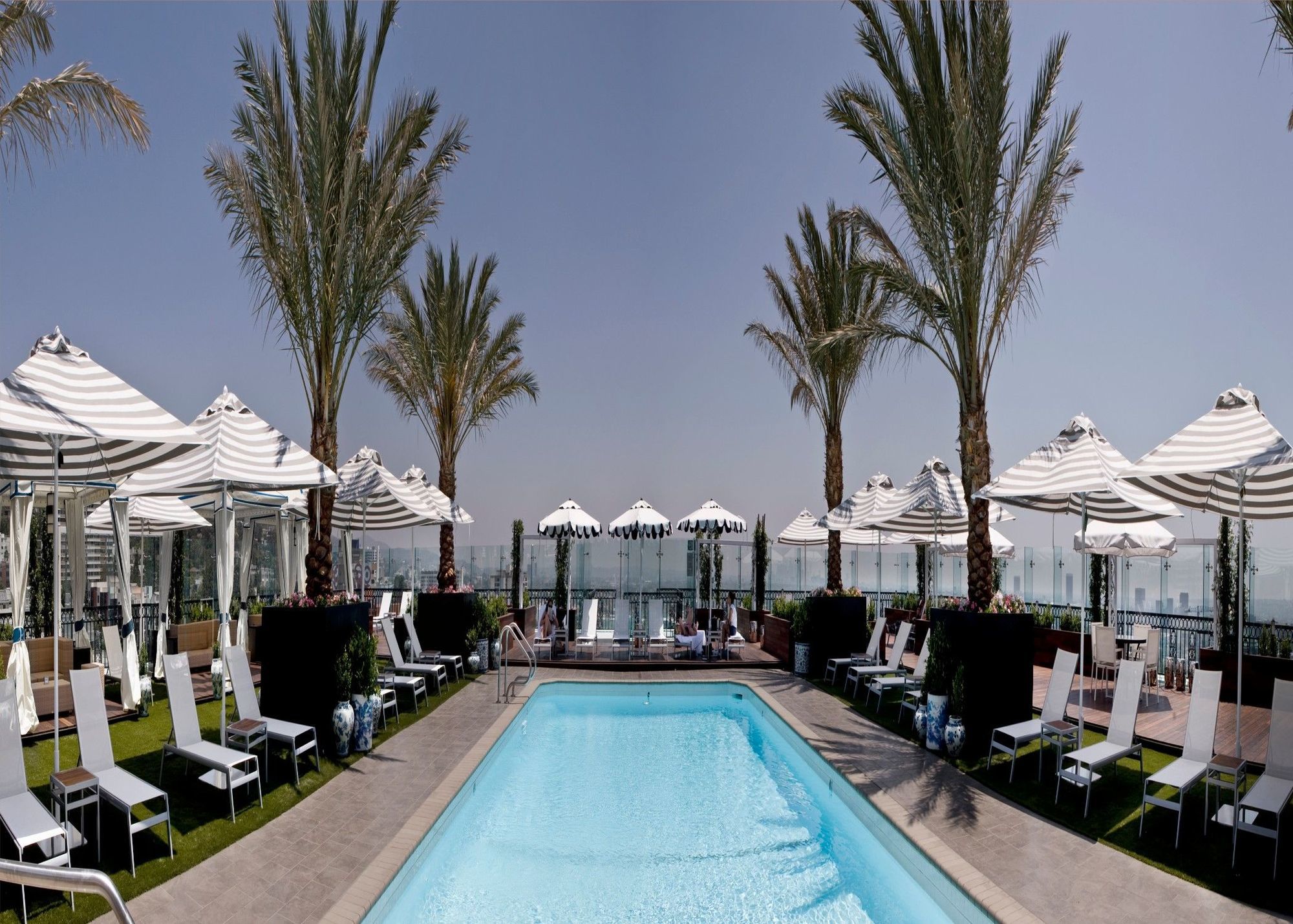 The London West Hollywood At Beverly Hills Bagian luar foto The pool at the Standard, Hollywood