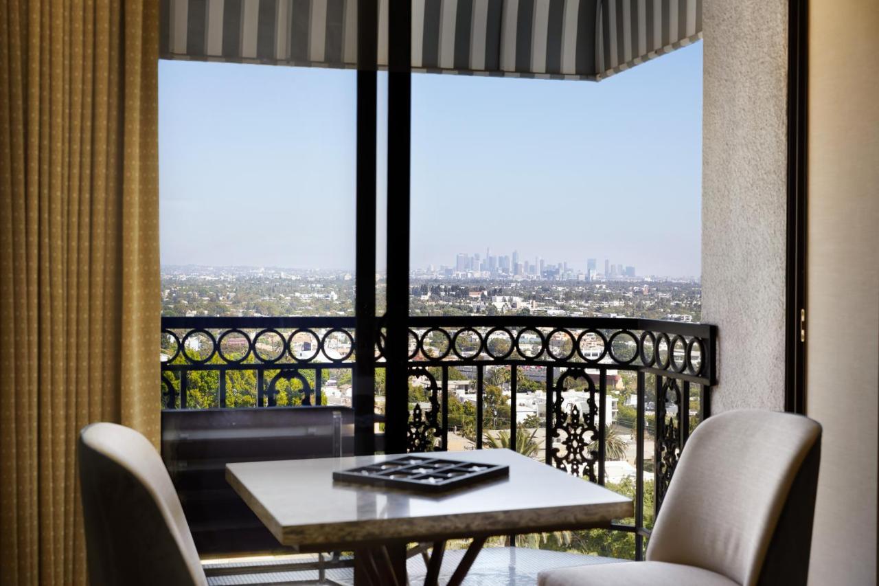 The London West Hollywood At Beverly Hills Bagian luar foto A view of the Los Angeles skyline from a suite at the Beverly Hilton