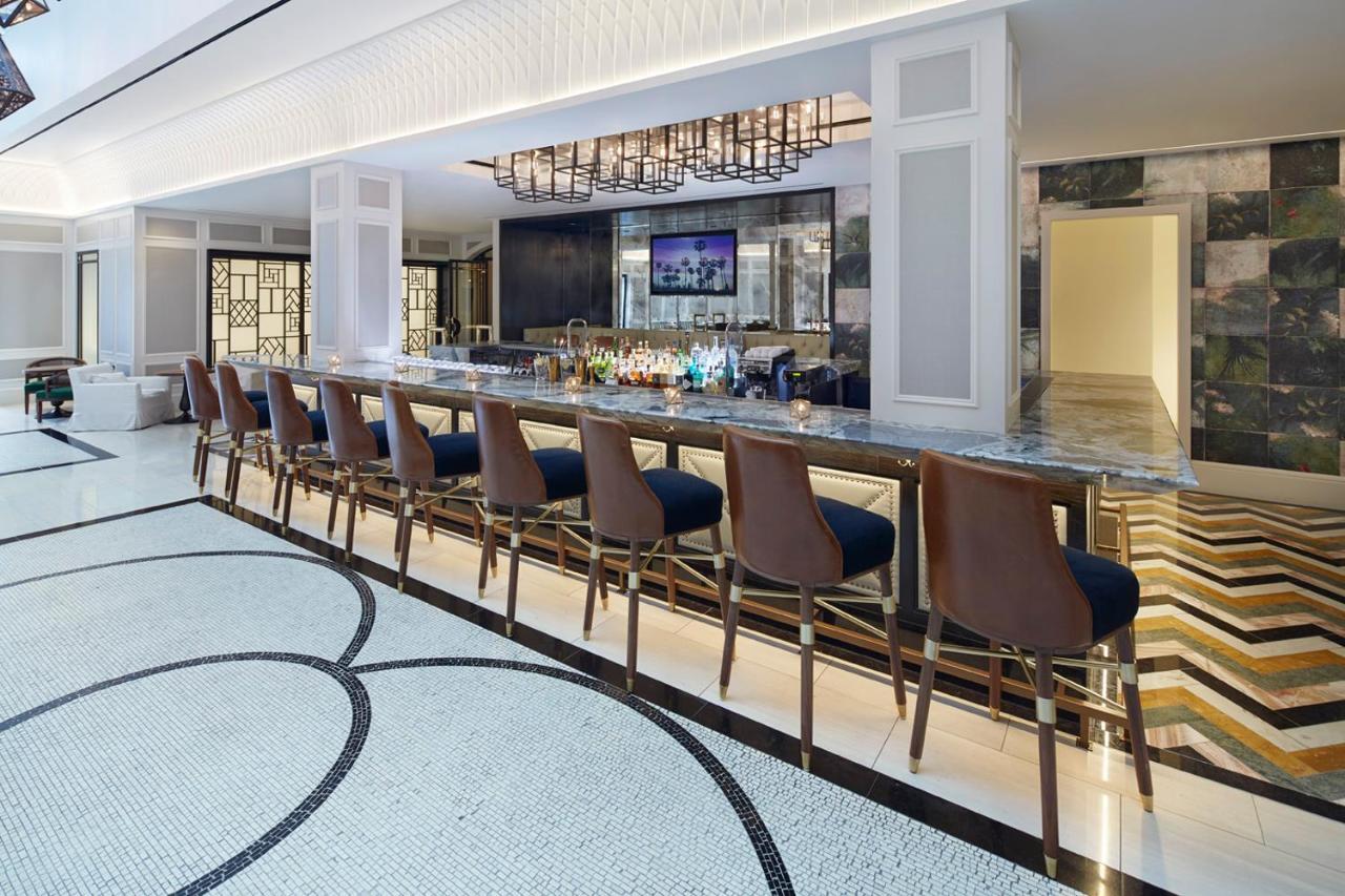 The London West Hollywood At Beverly Hills Bagian luar foto The bar at the hotel