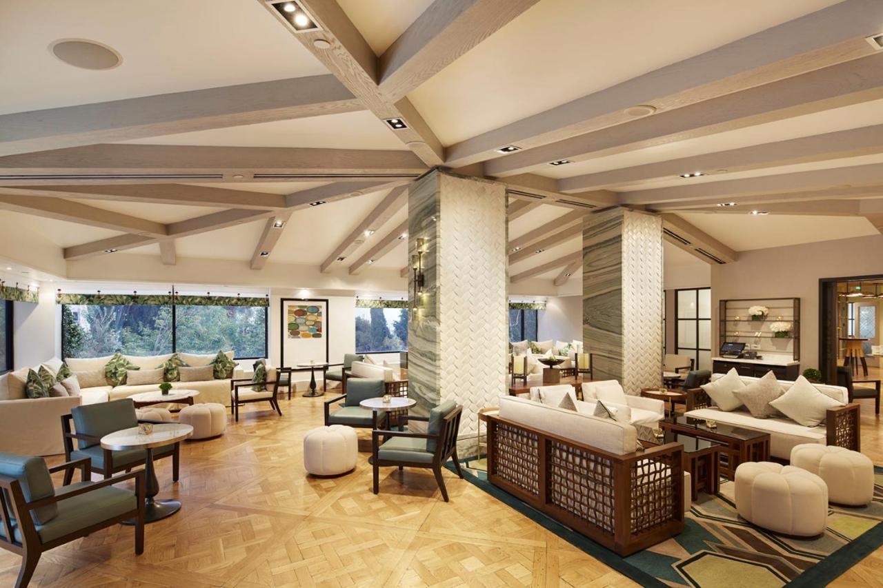 The London West Hollywood At Beverly Hills Bagian luar foto The lounge at the airport