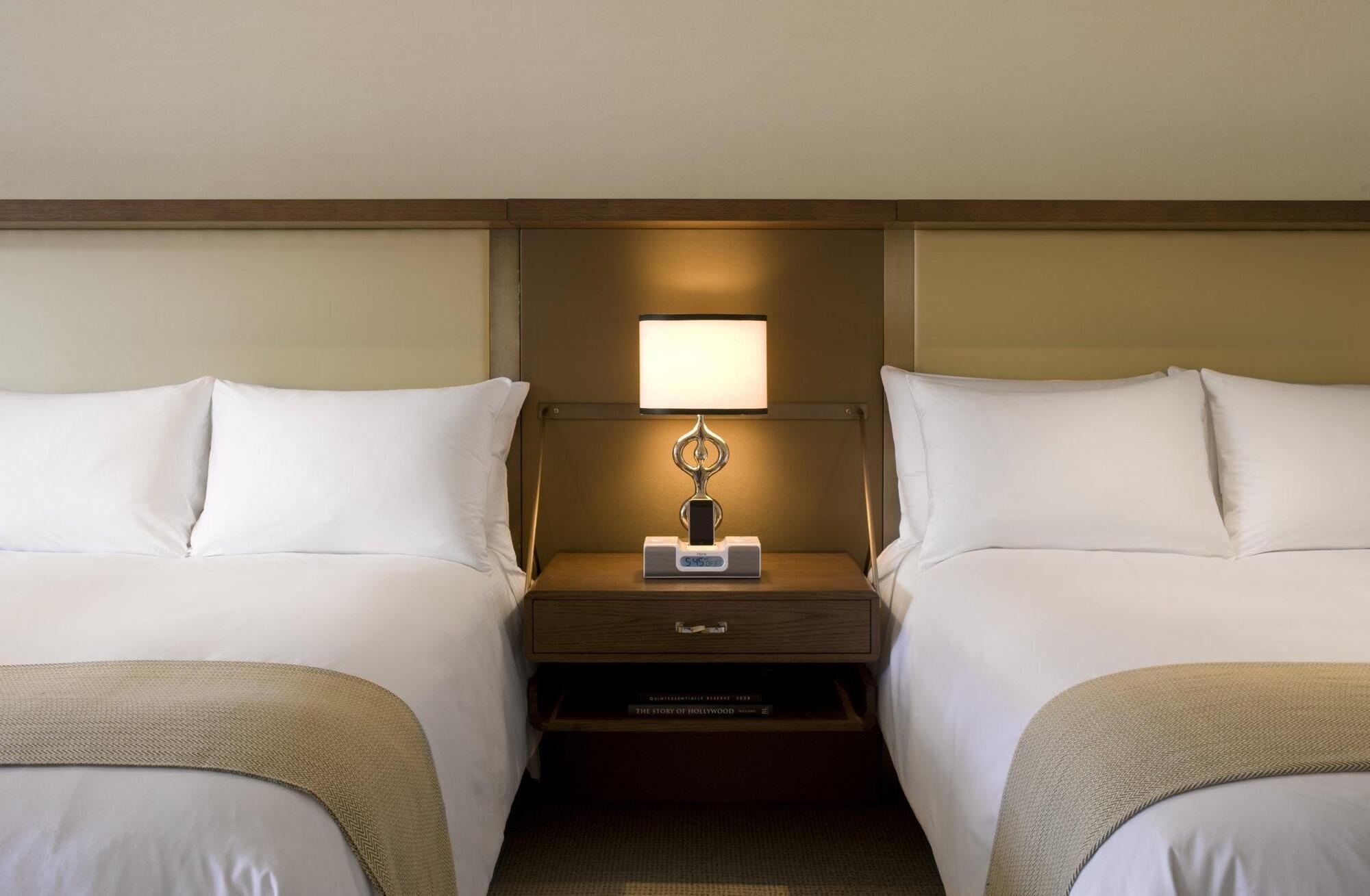 The London West Hollywood At Beverly Hills Bagian luar foto A guest room at the Four Seasons Hotel